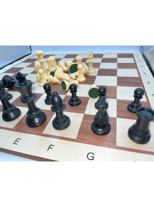Lion plastic chess pieces in canvas bag (4 queens)